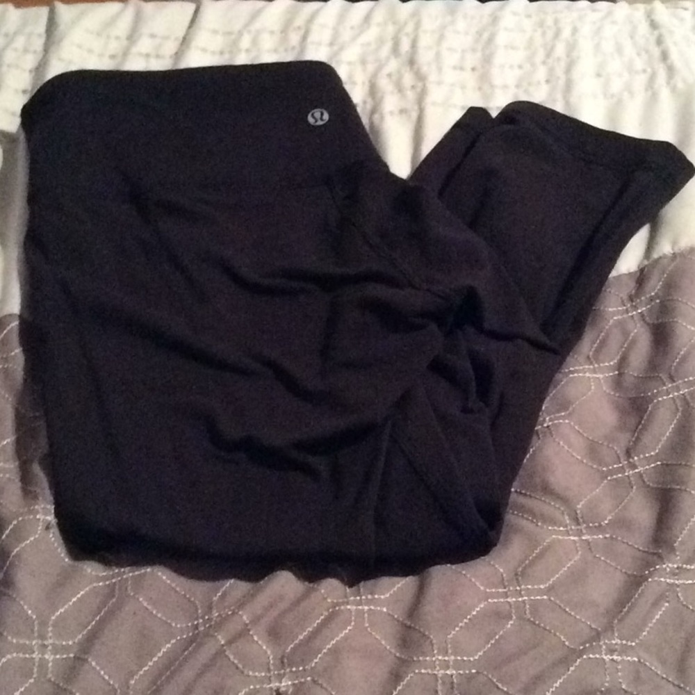 Black Lululemon Cropped Wunder Under pants